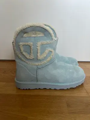 UGG x Telfar Logo Boots Hellblau
