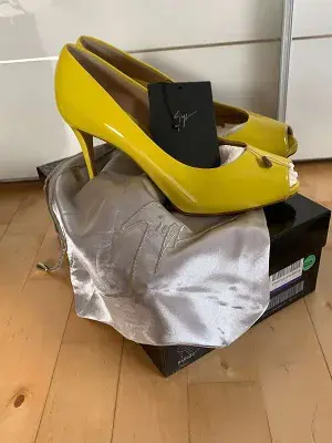 Festpreis ! Neu ! Giuseppe Zanotti, Pumps, Lackleder , gelb, Größe 40, UVP 375€