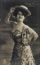 Postcard Singer Consuela Fornarina, Portrait, Hat, Dress - 4391205