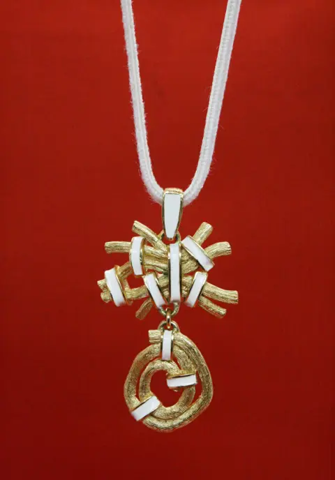 Claude Montana pour Marie Paris vintage Anhänger Kette  80s 24 Kt vergoldet creme-weiße Emaille signiert Seil Designer-Schmuck