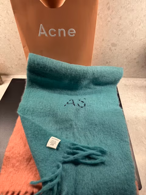 Acne studio mohair skjerf. To farget.