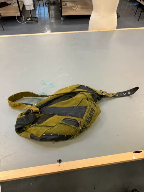 Archive KMRII Shoulder Bag Rar E Leather Stitched Shoulder Bag Zipper Rare Pre-loved Large Capacity Hanging Casual Selling or Not Selling KMRII Beautybeast Hyoma Fuga Yasuyuklishii Gunda 14thaddiction Legrandbleu IFSI...