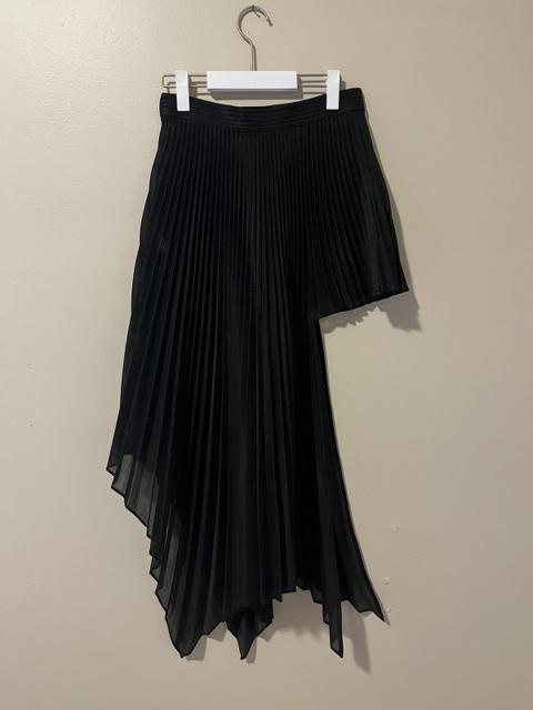 Pleated spacer skirt