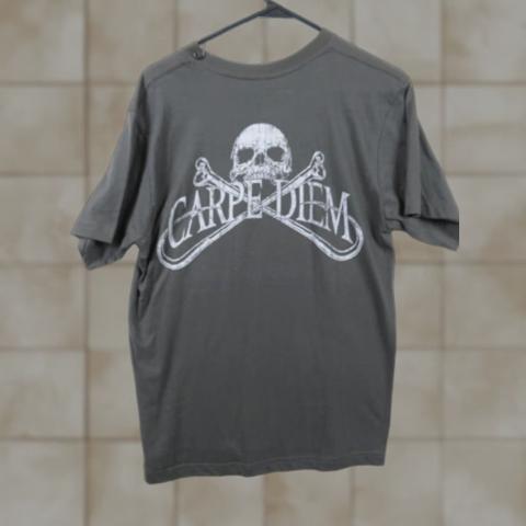 Hooked Carpe Diem SS Pirate logo skull Fishing Tee Seize The Day M Men Shirt Short Sleeve Multicolor Cotton Crew Neck 2000s Theme Fish Type T-Shirt Mens