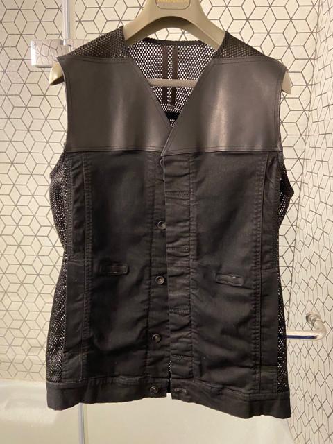 Leather yoke mixed fabric vest
