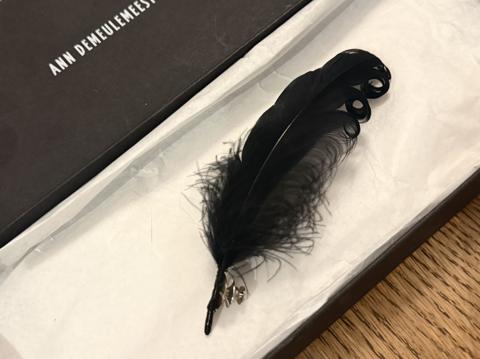BLACK FEATHER SILVER BROOCH PIN
