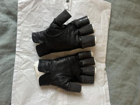 Object Dyed Disparate Fingercuff Gloves AM/2457