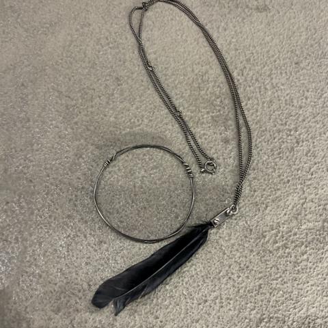 Feather necklace and wire circle