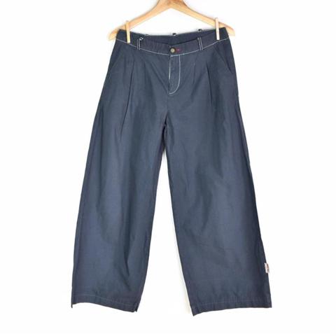 Xuly Bet wide cotton trousers in a greyish dark blue color. Fine tailoring with bog pockets in the back and a bit of extra fabric in front. Has the Xuly Bet for love tag on the bottom side. Size 36-38. 

For shipping outside Belgium please contact me. Standard shipping rate is tracked and might be shipped to a pick up point. If you prefer insured please let me know.