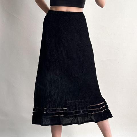 Yoshiki Hishinuma Peplum vintage 00s black velvet crinkle maxi skirt. 

➖FREE SHIPPING ON BUNDLES  

Gorgeous piece! Very good vintage condition. Material is really stretchy and can work on a range of sizes (please check measurements; shown on a small). 

Approximate flat measurements:
*has tons of stretch
Waist: 11.5-16+
Hips: 17.25
Length: 29

*measurements taken on the outside of the piece, and may have some minor discrepancy of human error since most garments are not rigid objects*

Model’s measurements: 
Height: 5’6” 
Waist: 26” 
Bust: 34A 

➖ FOLLOW on Instagram for a first look at new pieces

#yoshikihishinuma #designer #japanese #goth #minimalist