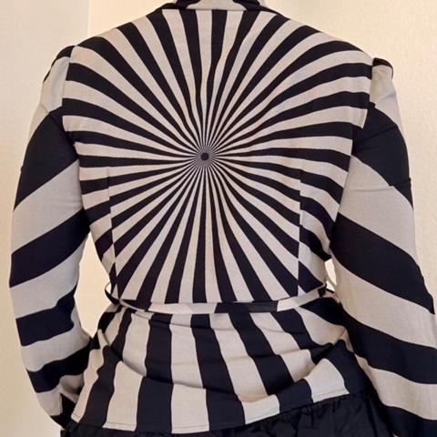 Gareth Pugh black and grey striped wrap top with tie waist

Long sleeve tied waist top

Grey and black stripes and hypnotic design 

100% silk 

Brand is Gareth Pugh 

Size IT 42 which is a medium but runs smaller in my opinion 

Good condition, does have a minor loose thread as shown 


 #striped #wraptop