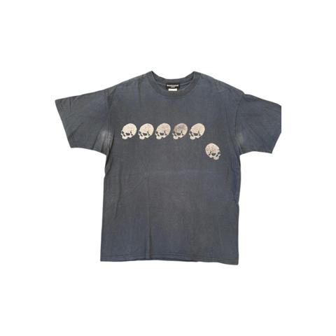 Mastermind Japan T-shirt Mens Large Black Good Metallic Skulls 00s Vintage

Short sleeve crewneck tee from Mastermind Japan features a row of metallic silver skulls across the chest with one skull dropping below the line. This vintage Mastermind Japan size Large t-shirt comes in a faded black color and is in good pre-owned condition. Crafted with a classic fit and streetwear aesthetic, it showcases the brand's signature dark luxury style from the early 2000s.

Measurements:
• Pit to Pit: 21.5"
• Length: 29"

Keywords: Streetwear, Japanese Fashion, Harajuku, Luxury, Goth, Grunge, Punk, Y2K, Distressed, Archive, Hypebeast, Darkwear, Skater, Emo, Graphic Tee

Thank You! - OC_Vintage

#Streetwear #Y2K #Grunge #Goth