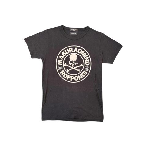 Mastermind T-Shirt Mens Small Black Good Masurao Roppongi Circle Logo Skull 00s

Mastermind Japan x Masurao Roppongi collaboration tee in black, size Small, in good pre-owned condition. This rare 2000s piece features the iconic skull and crossbones Masuraomind circle logo on the front and back, representing the exclusive Roppongi nightlife scene. Crafted with high-quality Japanese construction, it includes dual branding tags and a signature sleeve tab.

Measurements:
• Pit-to-Pit: 17" (34" doubled)
• Length: 26"

Keywords: Streetwear, Japanese Fashion, Ura-Harajuku, Skull, Gothic, Archive, Y2K, Rare, Designer, Luxury, Minimalist, Monochrome, Roppongi, Nightlife, Graphic Tee

Thank You! - OC_Vintage

#Streetwear #Luxury #Retro
