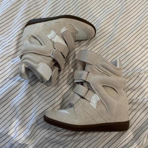 Unbranded wedge sneaker 

Very similar vibe to Isabel marant 

Colour is white and cream.

Size UK 3.5

Dm for more info and offers

#isabelmarant #y2k #vintage #wedge