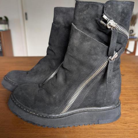 Cinzia Araia Black leather Suede Double Zip Boots – Size 38

Authentic Italian-made Cinzia Araia boots in premium black suede. Super cool double zip style, great condition, and beautifully made. Selling for $200.

📍Size 38
✔️ Italian made
✔️ Premium suede
✔️ Great condition

#CinziaAraia #SuedeBoots #BlackBoots #WomensBoots #DesignerBoots