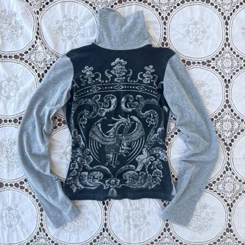 y2k italian dragon cyber grunge top

tagged size: small, could fit medium
bust: 34"-40"

brand: fornarina
fabric: cotton, elastic

turtleneck with open back that ties at neck
some minor wash wear throughout 


#y2k #euro #grunge #cyber #italian