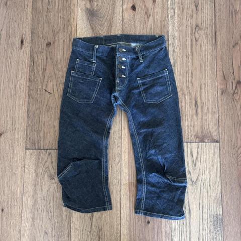 Christopher Nemeth
Capri pants
Size S - Waist 30 - Low rise

3/4-length capri pants in a rigid indigo denim featuring oversized patch pockets, a button fly, and exaggerated sculptural knee shaping.