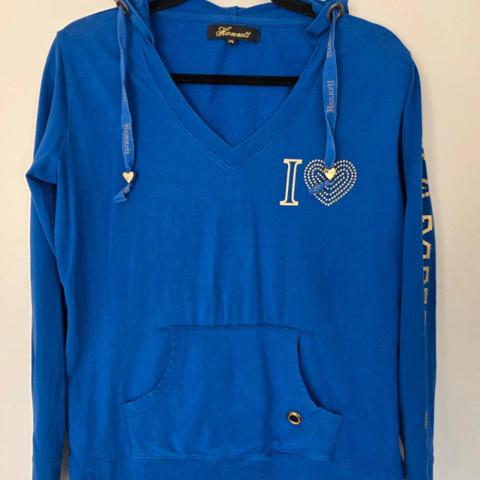 Hamnett Vintage Y2K Royal Blue Gold Rhinestone V-Neck Hoodie Top - Size 14

💙 Vintage Y2K Hamnett Gold Studded V-Neck Hoodie Top 💙

Authentic early 2000s / Y2K lightweight hooded top in vibrant royal blue by Hamnett. Features a chest graphic reading "I [Heart]" with the heart detailed in shimmering gold studs / rhinestones, metallic gold "HAMNETT" block lettering down the left sleeve, and branded drawstrings with gold heart-shaped aglets.

Key Details:
* Brand: Hamnett (Katharine Hamnett diffusion line)
* Era: 2000s / True Y2K
* Size: UK 14
* Colour: Royal Blue with Metallic Gold Accents
* Style: V-neck lightweight hoodie / long sleeve top with kangaroo pocket
* Details: Gold studded heart chest graphic, gold metallic sleeve print, branded drawstrings with heart hardware
* Condition: Excellent vintage condition, all rhinestones intact, vibrant color

An incredible piece for Y2K, McBling, and Trashy 2000s aesthetic outfits! ✨

Quick disp