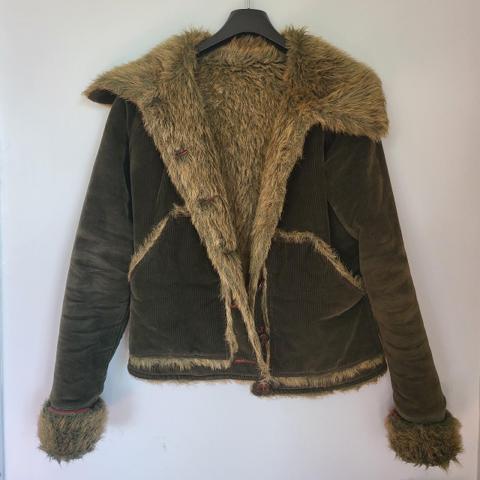 military green xuly bet faux fur jacket w the labels iconic red detailing

def archival but cannot find the exact season, if ur unfamiliar check out their runway collection from altman's pret-a-porter (1994)

https://youtu.be/Ag_g2onTJGw

would love to kno the season if someone is privy to it

tagged 1 measure 23"l x 19"w sleeves measure around 20" made in 🇫🇷 just tagged for exposure

#xulybet #beautybeast #20471120