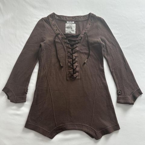 Juddy Corn

Brown JDC lace up top with irregular hems, accented with extra eyelets & grommets. Solid brass lace aglets.

M

pit2pit: 16”
shoulder: 17.5”
length: 27-29”
sleeves: 21”

Dm for questions