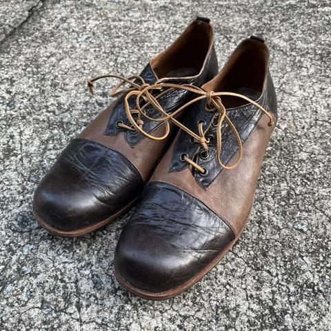 CYDWOQ women’s two-tone hand crafted in USA brown and black Oxford spectator shoes
Size 40
Light wear but no glaring defects