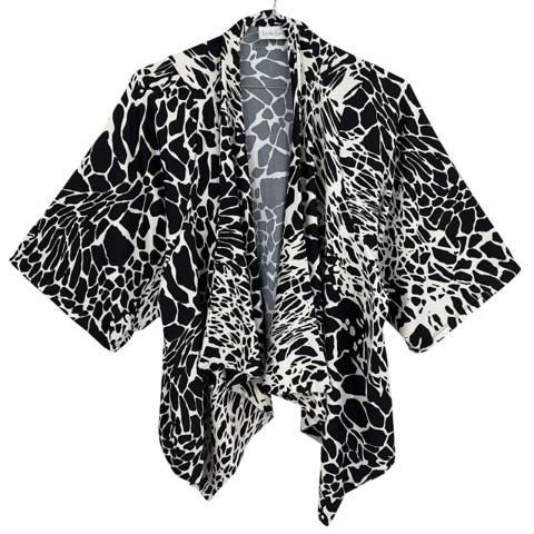 Linda Leal Women's Black White Abstract Animal Print Draped Kimono Cardigan XL

Indulge in the bold elegance of this Linda Leal open-front cardigan, featuring a striking black and white animal print that commands attention. The draped, waterfall silhouette creates a fluid and sophisticated movement, perfect for layering over a simple camisole or dress. Crafted from a comfortable polyester stretch fabric, this versatile piece offers a relaxed yet polished look for any occasion.

Measurements:
NOTE: missing size tag, but fits like XL. Please compare measurements below to a top you already own to confirm fit is for you.

• Pit to Pit: 21"
• Shoulder to hem: 24-33"
• Sleeve length: 32"

Excellent condition. No holes, stains, or pilling.
I ship quickly and carefully from a smoke free home.

Keywords: Animal Print, Giraffe Print, Open Front, Waterfall Cardigan, Draped, Monochrome, Minimalist, Layering Piece, Workwear, Chic, Bold, Contemporary, Versatile, L

#AnimalPrint #Kimonosleeve #travel