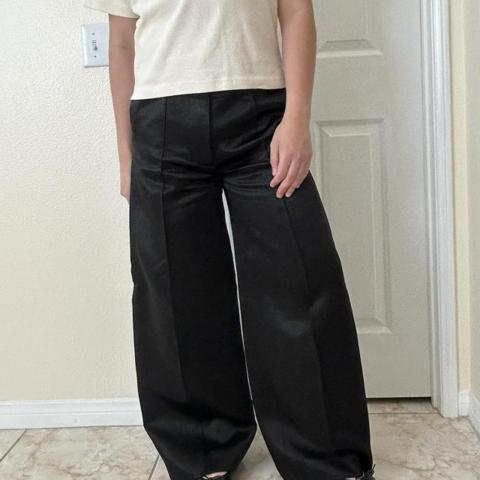 Peter Do

Black Satin Wide Leg Mid Rise Pants

Model is 5’5 for reference
Pants are marked a M 
Waist is 30” meant for mid rise

Some pulls/wear throughout
Heel bite on the hem/ wearing of material