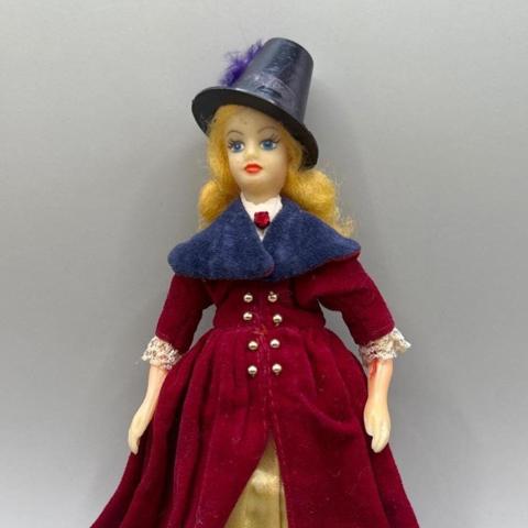 Rexard Lady Hamilton Doll Burgundy Velvet Dress 8 Inch Made in England Vintage

Vintage Rexard Lady Hamilton doll presents a classic historical aesthetic with a rich burgundy velvet-style coat over a yellow satin-look skirt. This piece features a blue felt-textured collar, lace-trimmed sleeves, and a black top hat accented with a purple feather. Notable details include gold-tone button accents on the bodice and painted black boots. Please note this doll is in well-loved vintage condition; it is missing its original hat sash and shows visible wear, including marks on the face and hands, and fraying to the fabric edges.

Measurements:
• Height: 8"

Keywords: Rexard Doll, Lady Hamilton, Vintage Doll, Historical Fashion, Regency Style, Collectible Doll, Miniature Figurine, Mid Century Toy, Antique Aesthetic, Shabby Chic, Doll Restoration, Period Costume, Velvet Dress, British Heritage, Curio Cabinet

I ship within one business day and take great care when packing your item. I 

#Balletcore