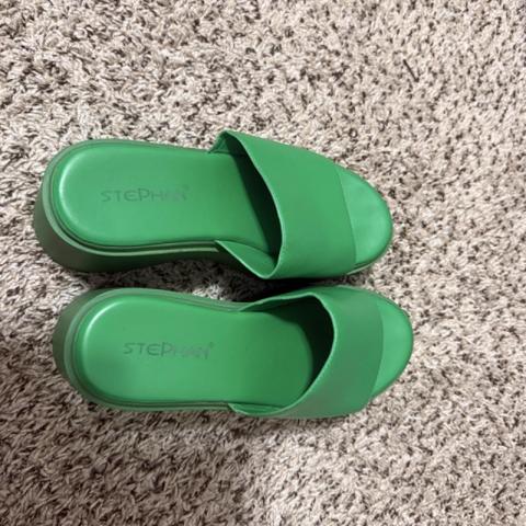 Green platform sandals with a chunky heel #summer #heels