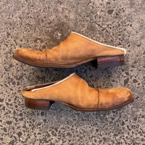 Paul Harnden Shoemakers leather mule
Beautiful English handmade leather shoes made by the CEO of artisanal fashion, can only buy at DSM and typically retail for $2k+

Shoes are worn which lends to the style; they’re super comfy and perfect for everyday wear. Probably won’t see them again!

Size UK8/EU42

#paulharnden#elenadawson#carolchristianpoell#johnalexanderskelton#artisinal