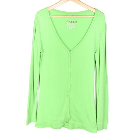 Xuly Bët bright green cardigan made of organic cotton, made before greenwashing was a thing. Closes with buttons in front. Size 38-40.

For shipping outside Belgium please contact me. Standard shipping rate is tracked and might be shipped to a pick up point. If you prefer insured please let me know.