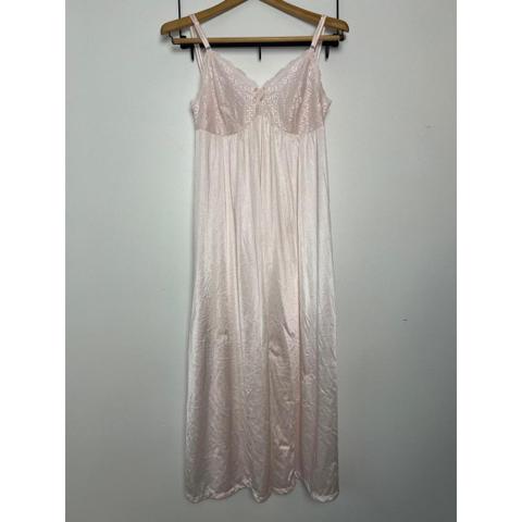 Elfe Vintage Fashion Pink Satin Lace Empire Waist Nightgown Large

Vintage nightgown crafted from a shimmering pale pink satin-like fabric. This elegant sleepwear piece features a delicate lace bodice with floral embroidery and a small satin bow at the center of the V-neckline. 

EUC

Keywords: Coquette, Balletcore, Regencycore, Romantic, Ethereal, Fairycore, Loungewear, Sleepwear, Vintage Style, Pastel, Feminine, Bridal, Satin, Lace, Empire Waist

#Vintage #Romantic #Coquette