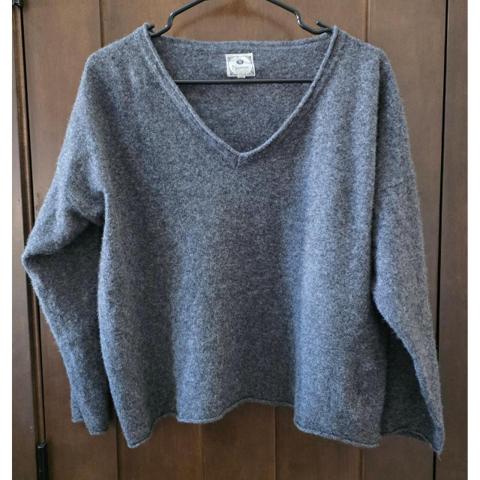 Namsar Womens Grey 100% Wool V-Neck Oversized Boxy Knit Pullover Sweater Sz S/M

Namsar grey 100% wool sweater offers a relaxed, boxy silhouette with a classic V-neckline. Crafted in India, this knit features dropped shoulders and long sleeves for a comfortable, oversized fit. The charcoal grey hue and soft wool texture make it a versatile layering piece for cooler weather, finished with raw-edge detailing at the hem and cuffs for a contemporary touch.

Measurements:
• Pit to Pit: 23" (46" doubled)
• Length: 22"
• Sleeve Length: 15.5" (from dropped shoulder seam)

#Knit #Grunge