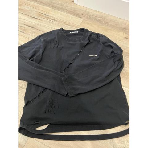 HYEIN SEO Black Distressed Beaded Asymmetrical Sweatshirt Size 3 L

HYEIN SEO black long sleeve sweatshirt featuring an asymmetrical front design with black bead/button detailing.

* Brand: HYEIN SEO

* Size: 3

* Color: Black

* 100% Cotton

* Asymmetrical construction

* Black bead/button detailing

* Distressed / deconstructed aesthetic

* Original HYEIN SEO labels

Condition:

Pre-owned with normal signs of previous wear.

Important: The distressed openings, cut-out details, raw edges, and extended detail along the bottom hem are intentional elements of the original design and are NOT damage or accidental holes.

Please review all photos carefully for the exact condition and design details.

Pit-to-pit measurement: approximately 22 inches.