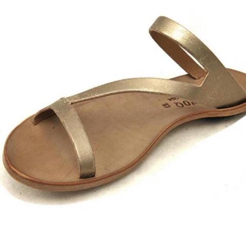 ⭐ Cydwoq Handmade Gold Leather "Bloom" Sandals ⭐
Stunning, high-end metallic gold leather slide sandals from luxury footwear brand Cydwoq. Features a beautiful minimalist, asymmetric strap design. These are incredibly lightweight, comfortable, and beautifully constructed to last. Perfect for a chic boho, cottagecore, or high-end minimalist summer look!
• Brand: Cydwoq (Handmade in Burbank, CA)
• Size: EU 40 (Fits like a US Women's 9)
• Material: 100% Vegetable-tanned leather, eco-friendly water-based glues
• Measurements: Insole length available upon request!
• Condition: Good pre-loved vintage condition with normal light wear on the leather footbeds. Tons of life left in these gorgeous luxury slides!
Original Retail Value: $268 💸
DM with any questions! Open to reasonable offers. ✨
#cydwoq #goldsandals #bohochic #slowfashion #handmade