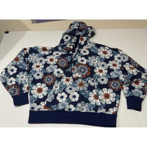dip Floral  Blue and Orange Hoodie Size Small

The dip Floral Blue and Orange Hoodie in size Small is a stylish and colorful activewear piece perfect for women. This pullover hoodie features a beautiful floral pattern in shades of blue and orange, adding a fun and vibrant touch to your workout outfit. The regular fit and comfortable design make it ideal for active occasions, providing both style and functionality for your active lifestyle.