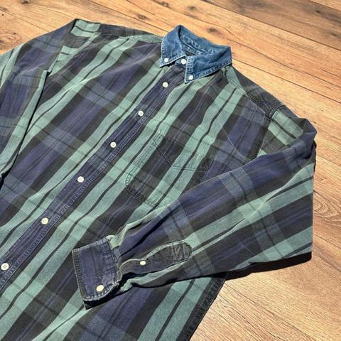 Vintage Montana Blue Green Plaid Denim Collar Button Down Shirt Mens Medium

Montana Blue button-down shirt features a classic plaid pattern in shades of green and navy blue, accented by a contrasting denim collar. Crafted from comfortable cotton, this long-sleeve top includes a single chest pocket and a button-down collar for a polished yet casual look. The unique denim detailing on the collar and cuffs adds a rugged, vintage-inspired touch to a traditional flannel-style aesthetic.

Measurements:
• Pit to Pit: 25" 
• Length: 32"

#Plaid #Flannel