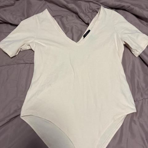 Butter yellow v neck bodysuit #bod #body suit
Size: Large