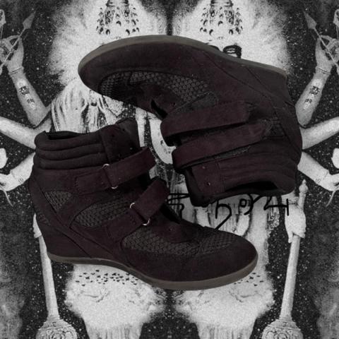 Black wedge sneakers
SIZE 8
Open to offers