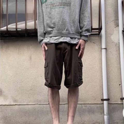 old
CLEF DE SOL
cotton cargo shorts with belt and drowstring khaki

From kobiii