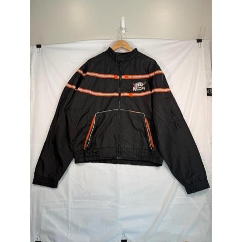 USA Biker Design HD Spokes Saloon Motorcycle Jacket Black Reflective 2XL Riding

USA Biker Design HD Spokes Saloon black motorcycle jacket featuring reflective detailing, a rugged riding-inspired design, and a comfortable full-coverage fit. A bold biker piece for motorcycle wear or casual streetwear. Men's size 2XL.