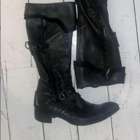 Hiromu takahara / Roen buckle boots retailed for almost 135k yen back in 2006. literally insane pair of boots.

#finalfantasy
