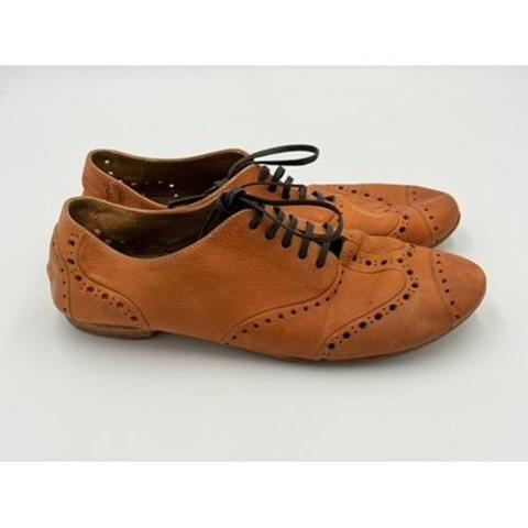 Marsell Tan Leather Wingtip Brogue Oxford Shoes Made in Italy Size 36

Marsell tan leather wingtip oxfords showcase the brand's signature artisanal craftsmanship with a soft, supple leather construction and intricate brogue detailing. These Italian-made lace-up shoes feature a classic almond toe and a low stacked heel, blending traditional menswear-inspired style with a modern, deconstructed feel. The rich cognac hue and natural grain of the leather provide a timeless aesthetic suitable for both professional and smart-casual ensembles.

Brand: Marsell
Material: Leather
Color: Tan/Cognac
Style: Wingtip Oxford
Origin: Made in Italy
Closure: Lace-up
Toe Shape: Almond
Heel Type: Low Stacked
Detailing: Brogue Perforations
Outsole: Leather
Insole: Leather
Construction: Artisanal

Keywords: Italian, Artisanal, Brogue, Menswear Inspired, Dark Academia, Minimalist, Luxury, Handcrafted, Classic, Professional, Neutral, Earthy, Deconstructed, Soft Leather

#BusinessCasual #Tailored