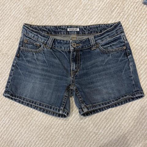 Japanese brand Clef De Sol low rise denim shorts 

Fits like a Size 6

#denim #summer #shorts #casual #clefdesol