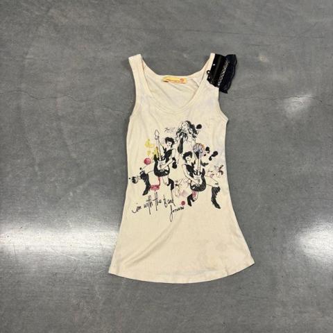 Fermaina Jim with the Band Ribbed Tank Top

Fornarina I'm With The Band ribbed tank top in cream.
Graphic print on front, zipper and lace detail on one shoulder, sleeveless cut.
Ribbed fabric construction.

Pit to pit: 13 in. Length: 23 in.

Pre-owned, no visible wear. Minor discoloration on the lower front.