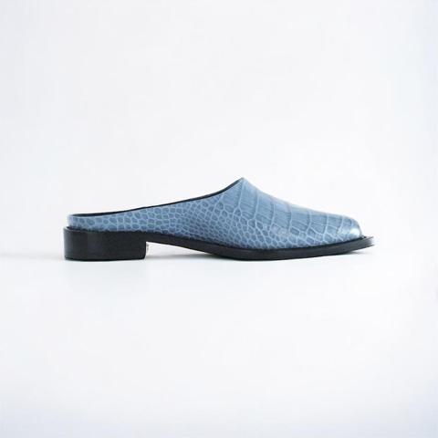 💺Peter Do Mock-Croc Slide Mules
💺Crocodile-stamped leather mules
💺22 ml stacked heel 
💺Slide style with square toe 
💺Retails for $316 at Bergdorf