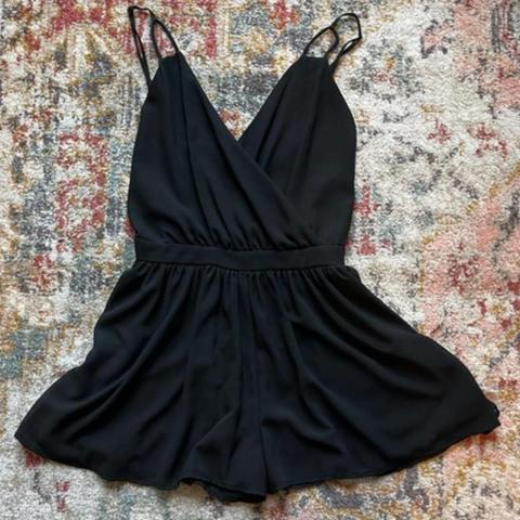 Love culture romper super cute and  classic . flattering fit. backlash and a line.  comfortable. lined.  great quality.
Excellent condition.  smokefree home