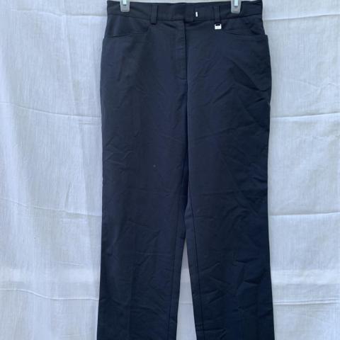 Navy blue trousers with white accents #workwear

navy blue, tailored, slim fit, contrast stitching, formal, cotton blend, classic, clean lines, professional, minimalist
