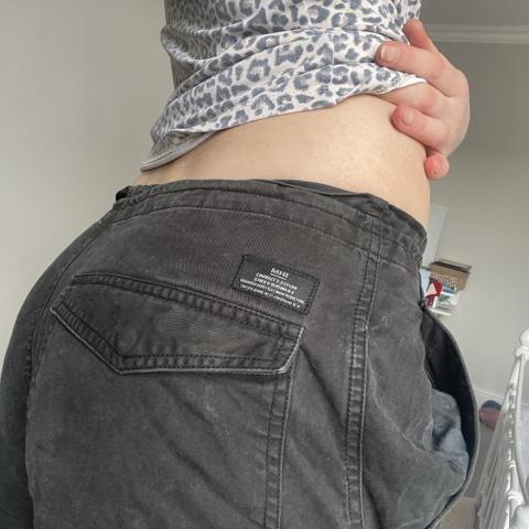 Black maharishi trousers size 6 is a hole at the bottom of the trousers but not that noticeable once on due too the condition selling very cheap bargain!!
