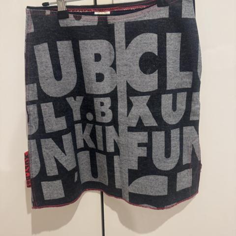 XULY. Bët Funkin Fashion 
Black and grey denim graphic skirt with red accents. 

Size: 1 #denim #skirt #xulybet